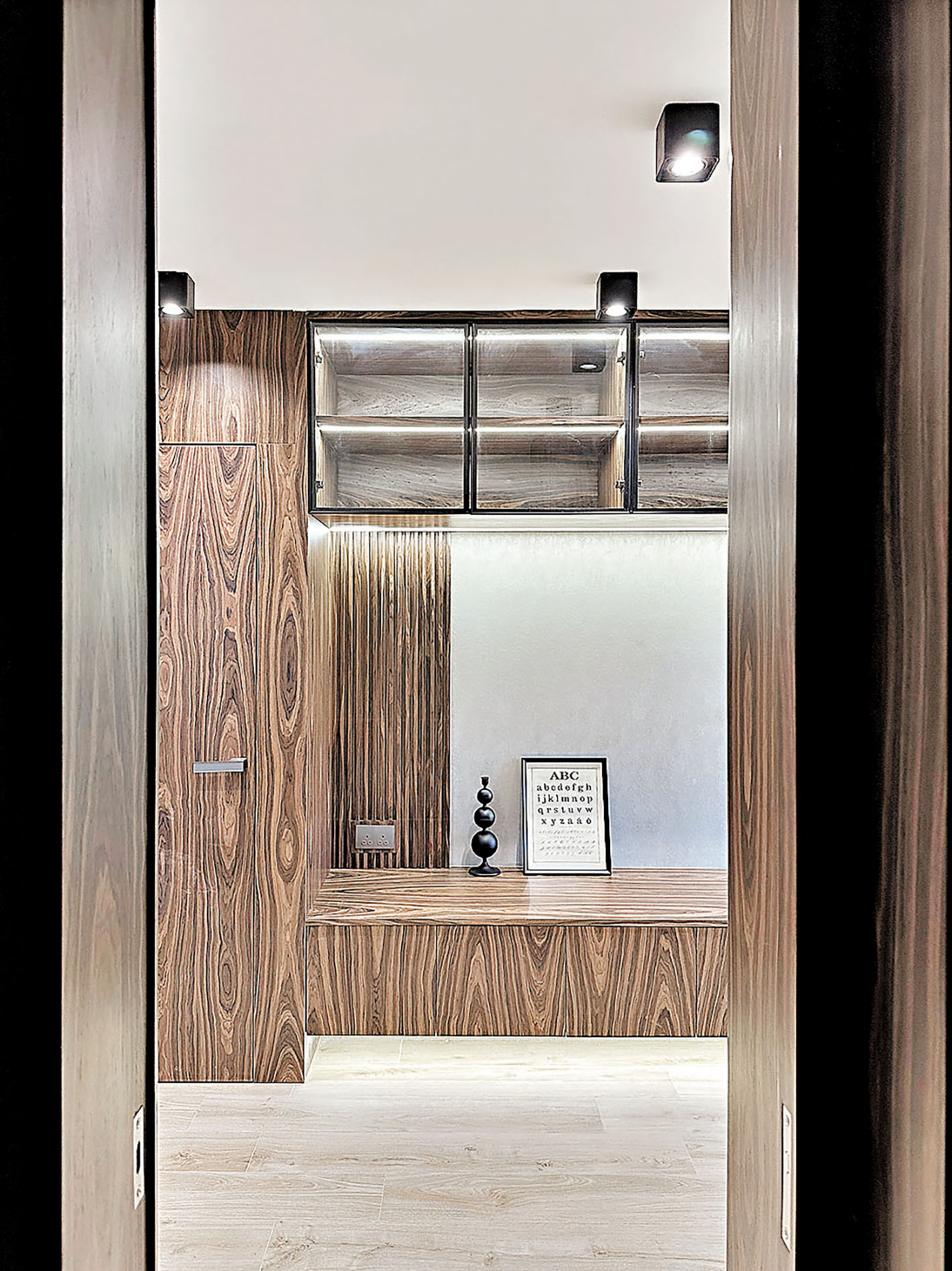 ■裝飾櫃上方的玻璃飾櫃用作安放單車配件。