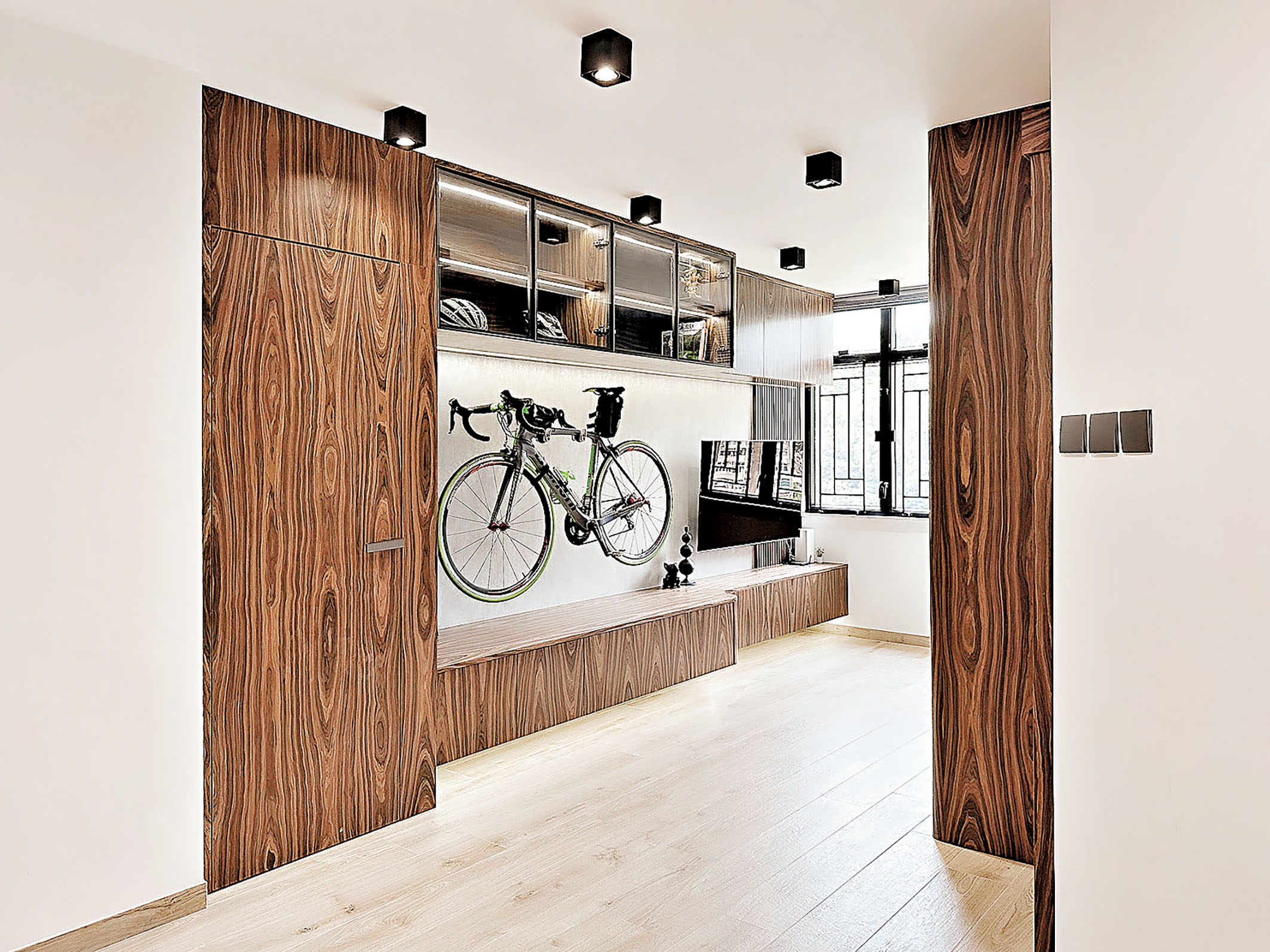 ■客廳的木紋衣櫃採用深色木紋。