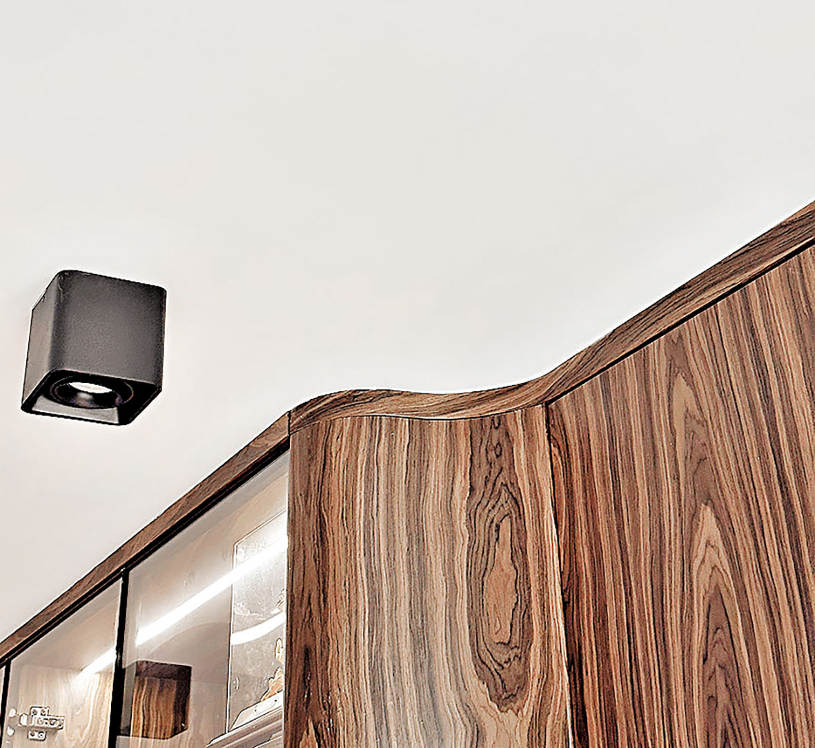 ■客廳天花板裝有幾盞射燈。