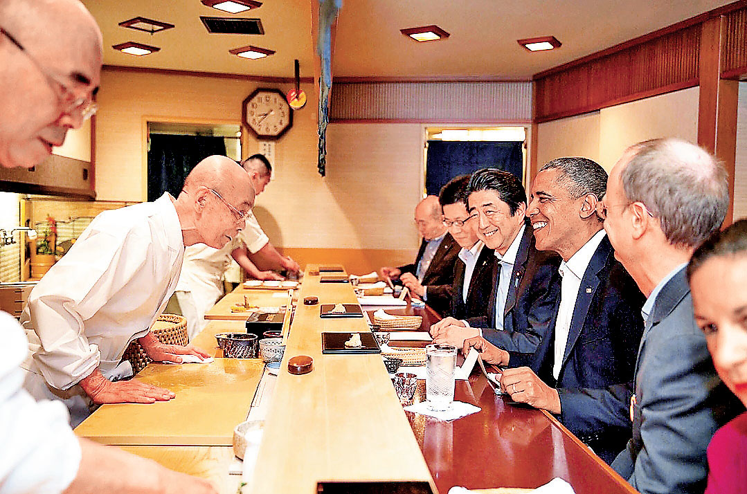 ■日本「壽司之神」小野二郎曾接待前美國總統奧巴馬（右二）和已故前日本首相安倍晉三（右三）。