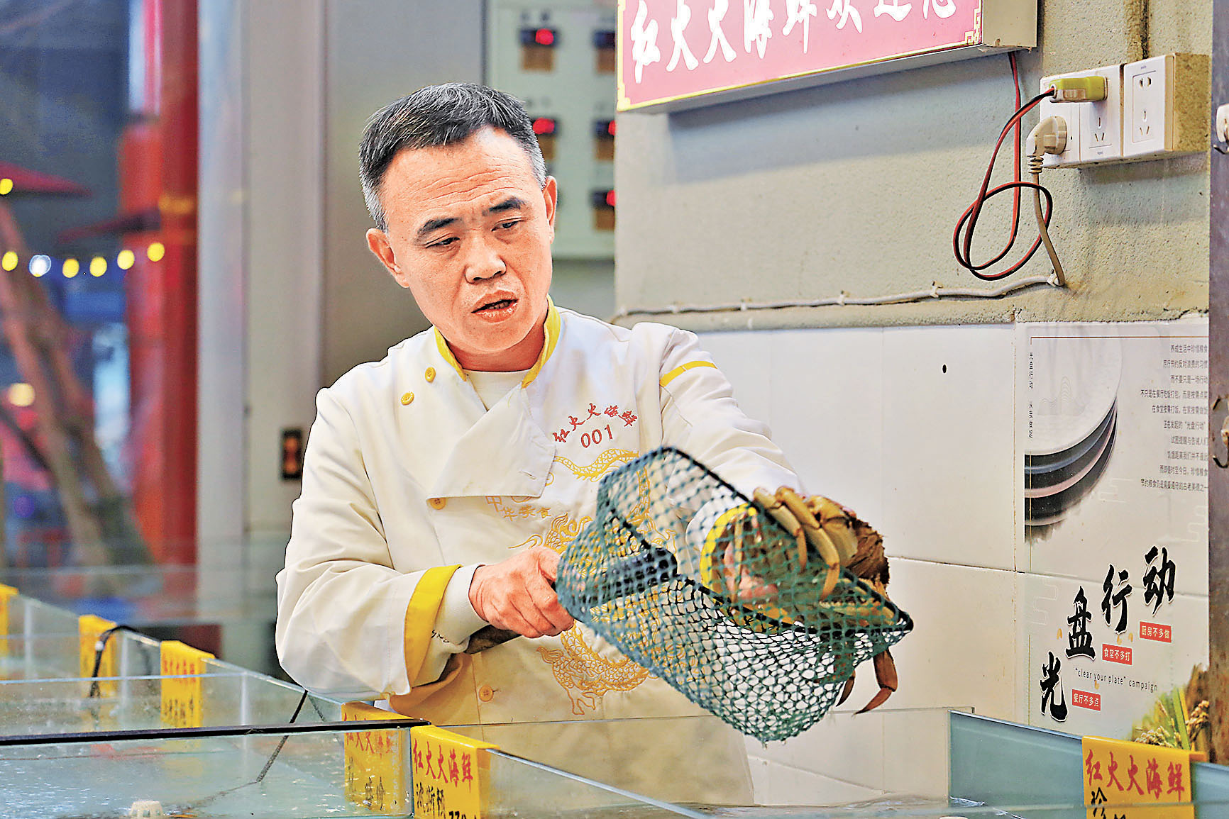 ■花椒只要貴的，明蝦壞了就倒掉，紅火火海鮮波哥對食材要求十分嚴格。