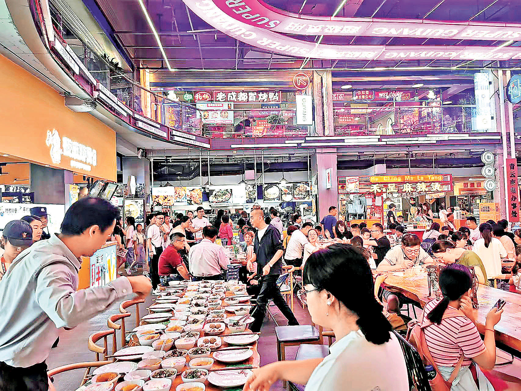 ■青雲市集裏的貴陽小吃不夜城，李家超當日品嘗小吃就是坐在這張長桌子。