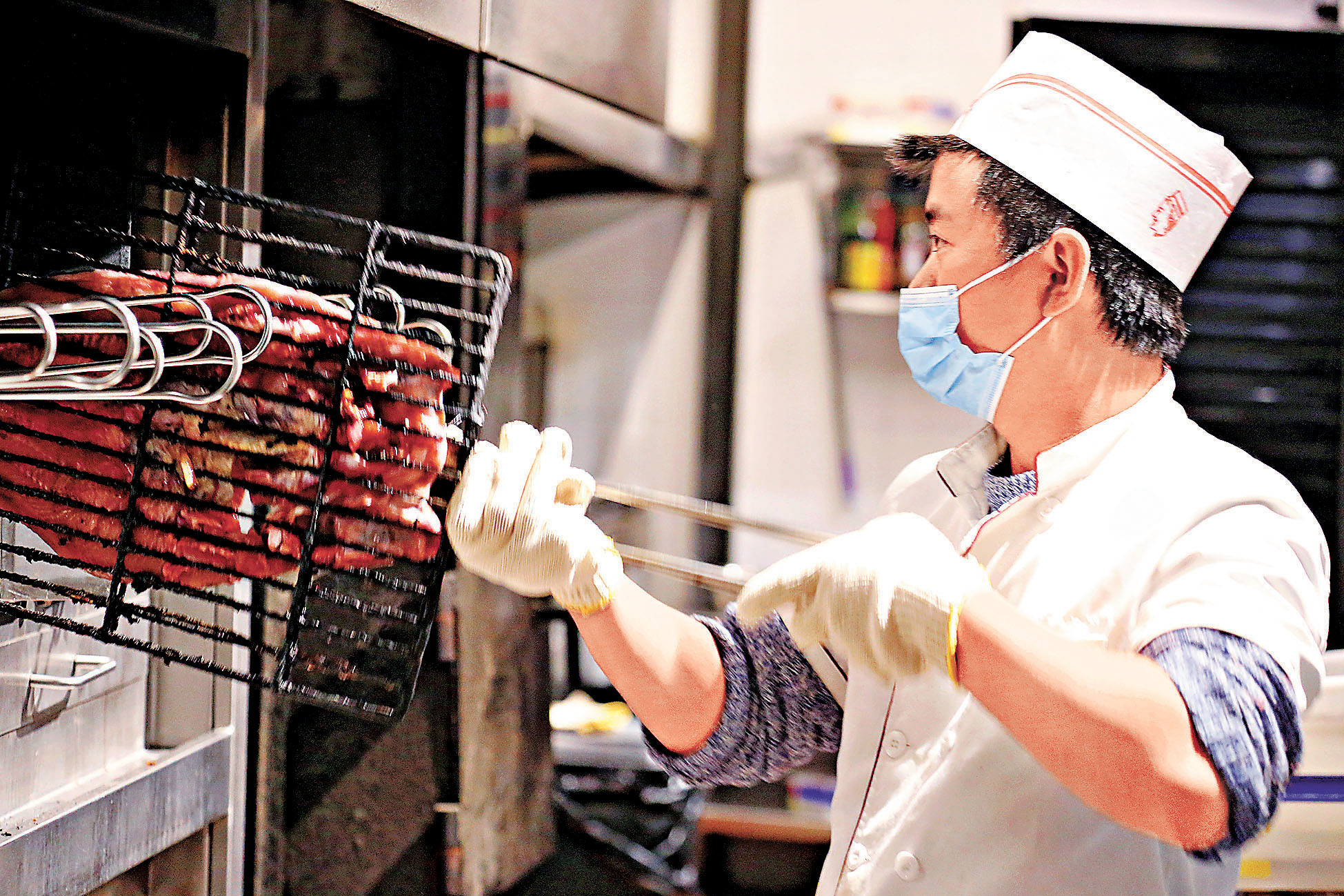 ■周記留一手烤魚店的烤魚小哥。