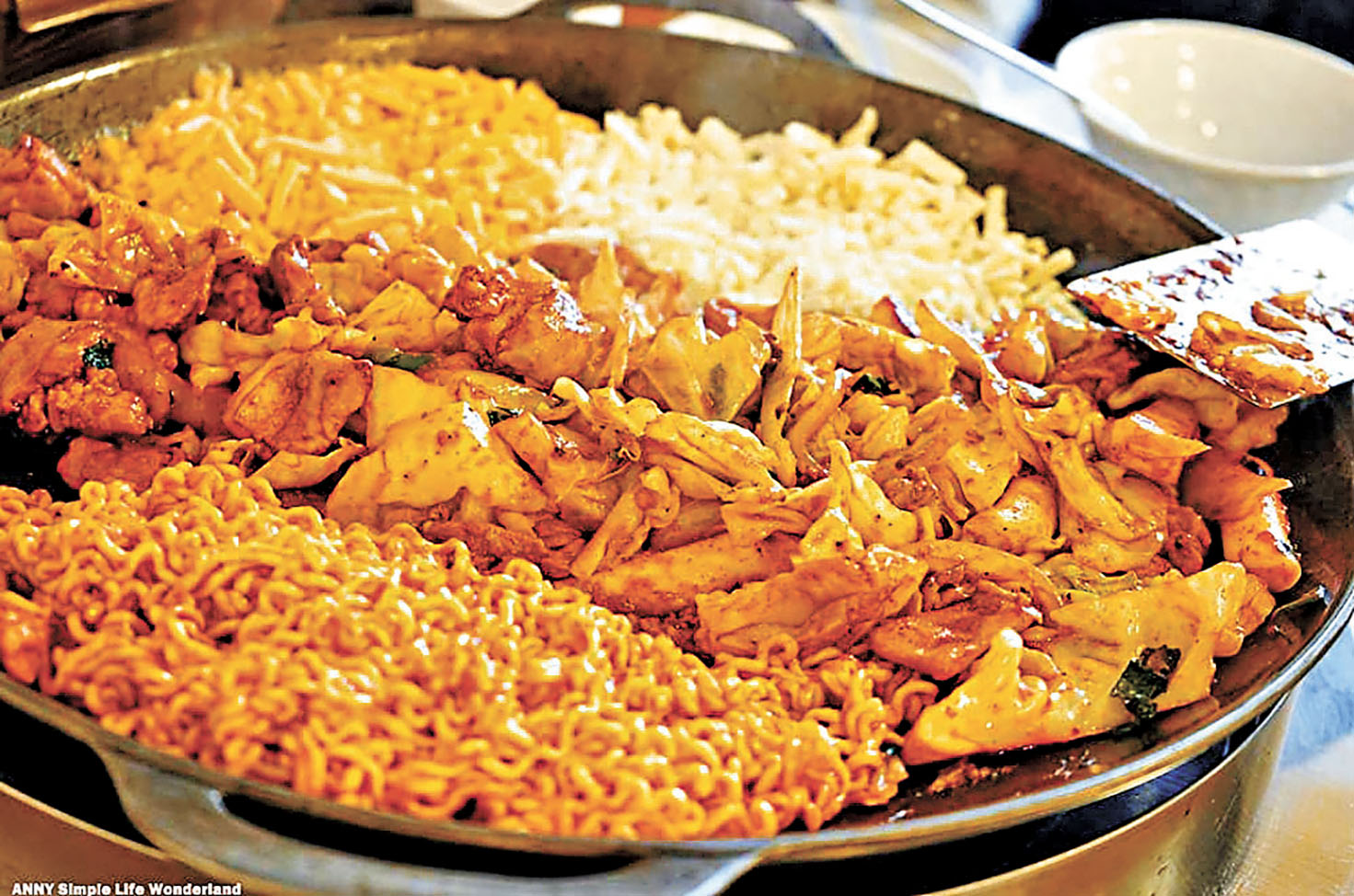 ■申美京辣炒雞扒材料包括雞扒件、芝士，雞蛋、泡菜、辣味配料和韓國麵等。