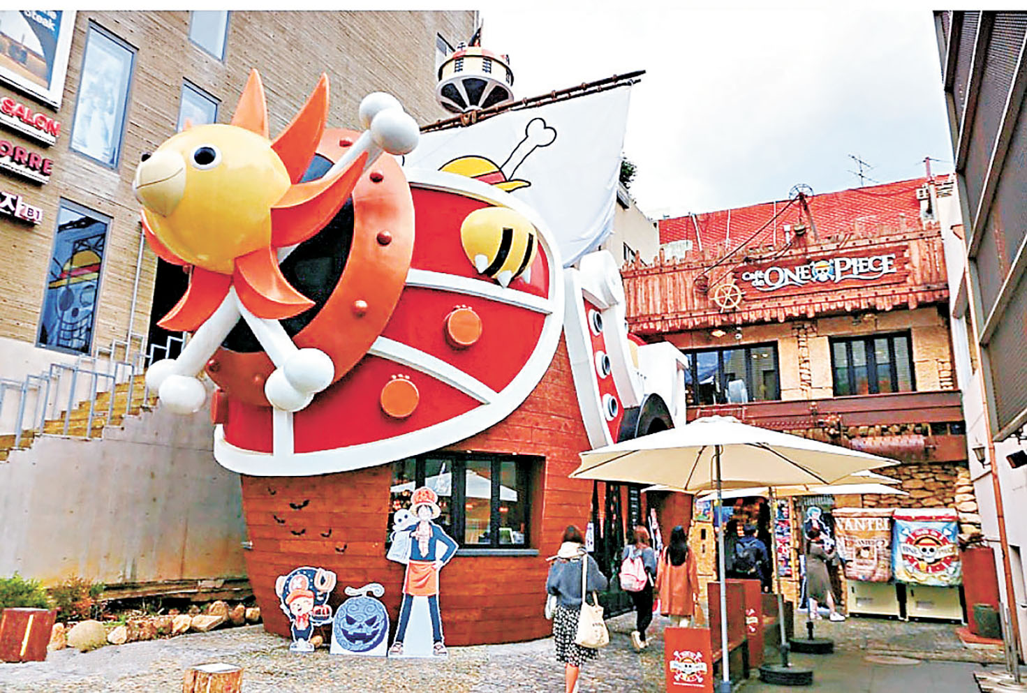 ■海賊王專賣店門口海賊船超逼真。