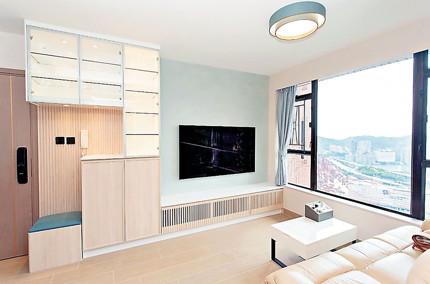 ■客廳一角，地板、電視組合櫃和梳化的色調都十分配搭。
