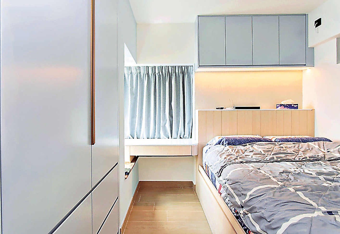 ■睡房的淺藍色衣櫃、吊櫃和窗簾非常的搭配。