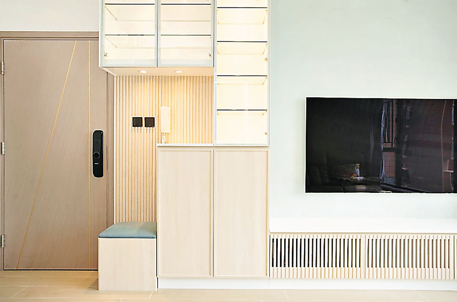 ■客廳的電視組合櫃無論色調、燈光與條紋裝飾都配搭得舒適自然。