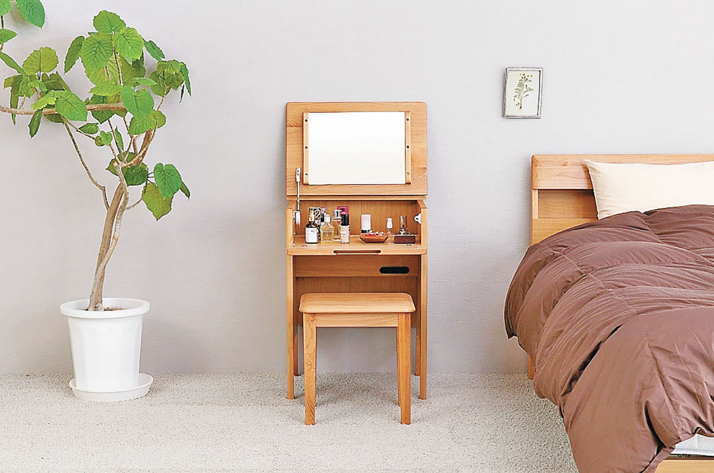 ■日本實木化妝枱連椅子，慳位又美觀。