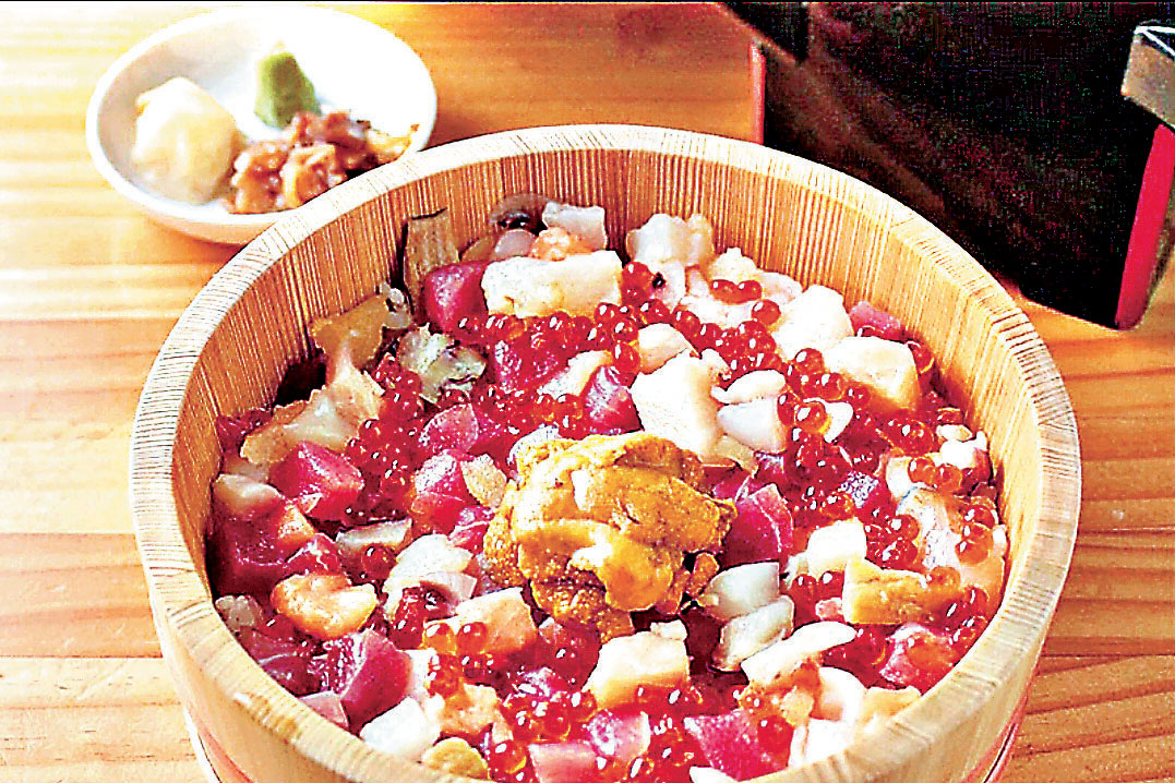 ■海鮮魚生飯大大碗，新鮮又富營養。