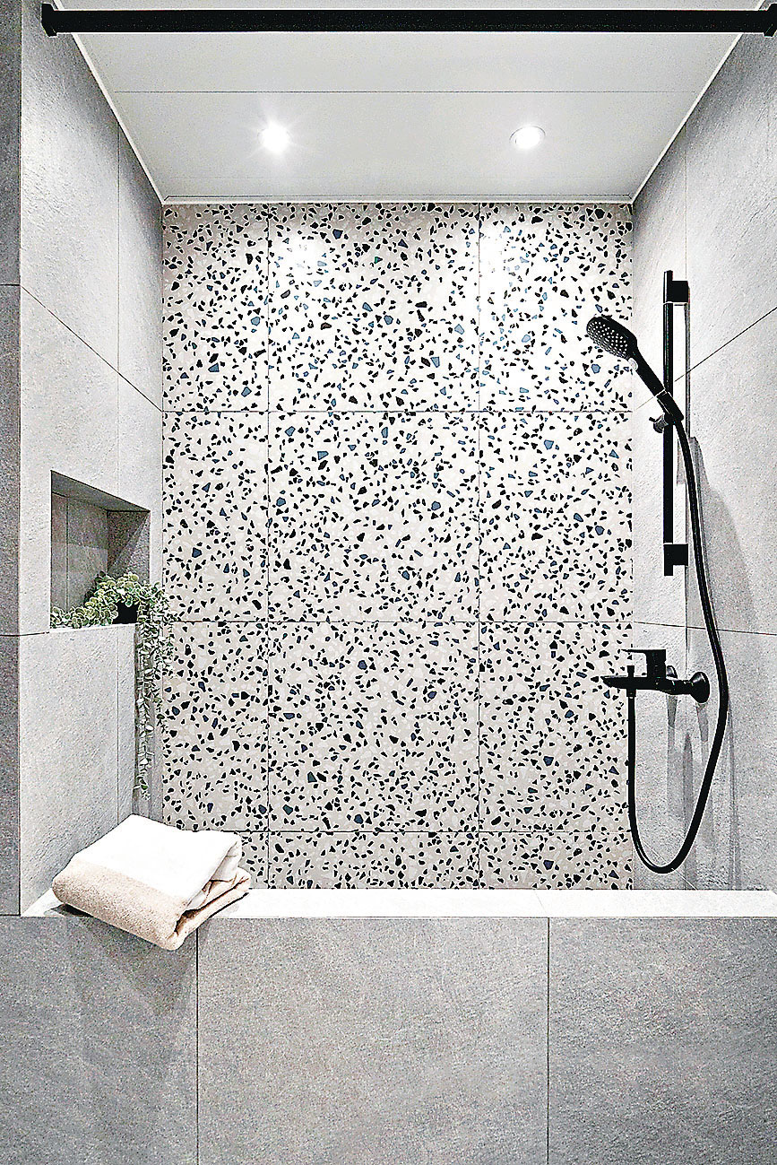 ■浴室特設的麻石牆身淋浴企缸。