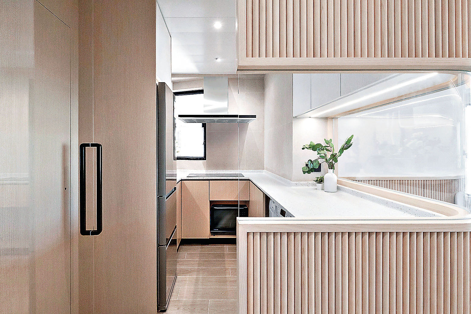 ■廚房一道特色條子和玻璃間隔屏風，美觀又增加空間感。