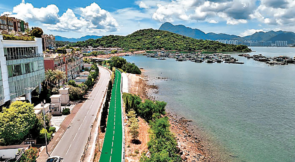 ■遊人沿途可飽覽船灣避風塘景色。