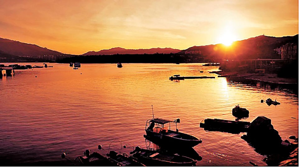 ■夕陽下金光灑落海面，為醉人美景增添浪漫氣氛。