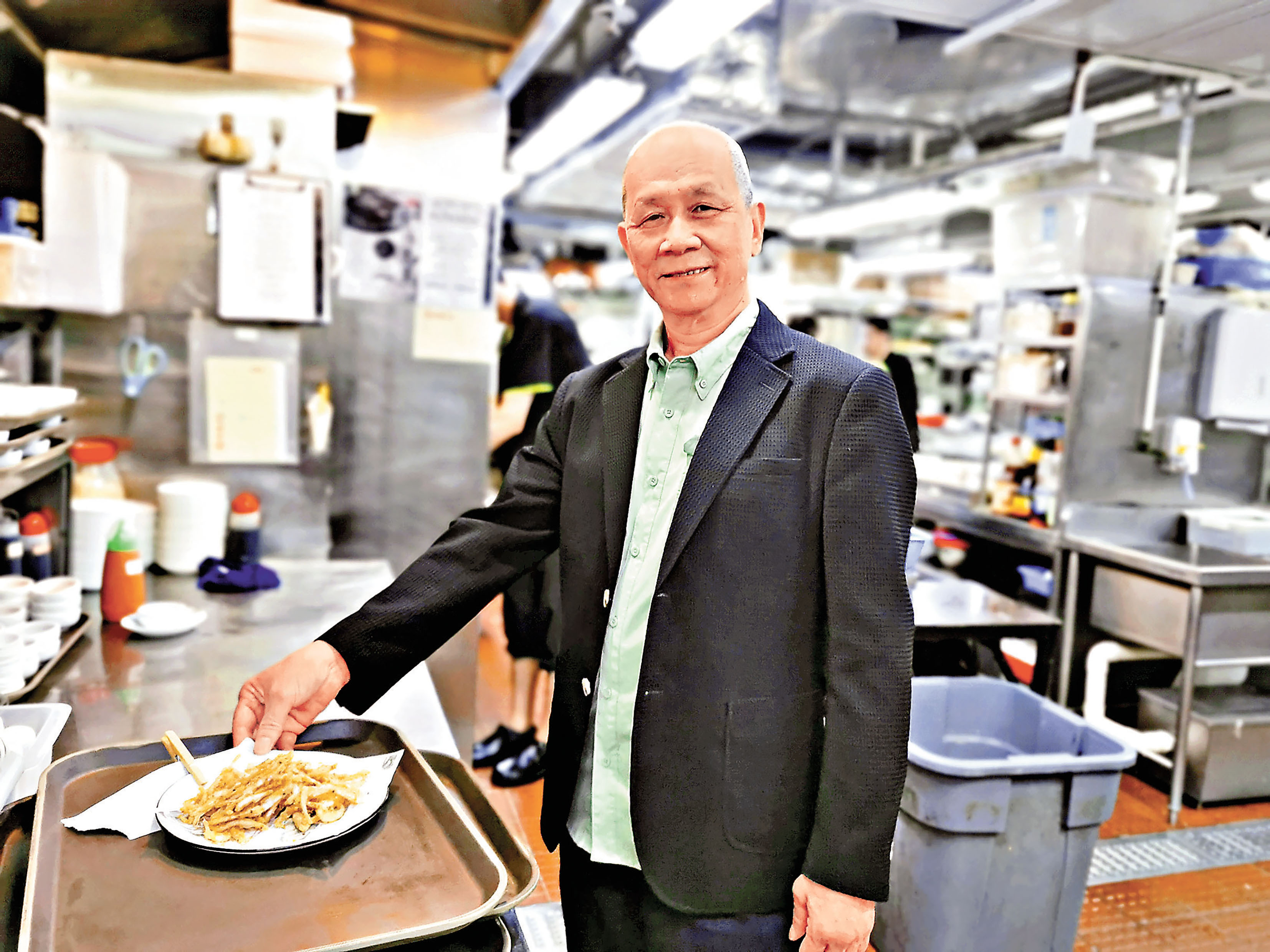 ■布師傅向客人收集意見改良菜式，以留住熟客。