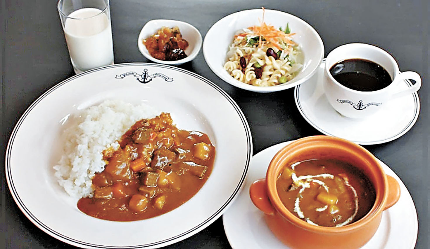 ■橫須賀市的地方美食咖喱飯套餐。