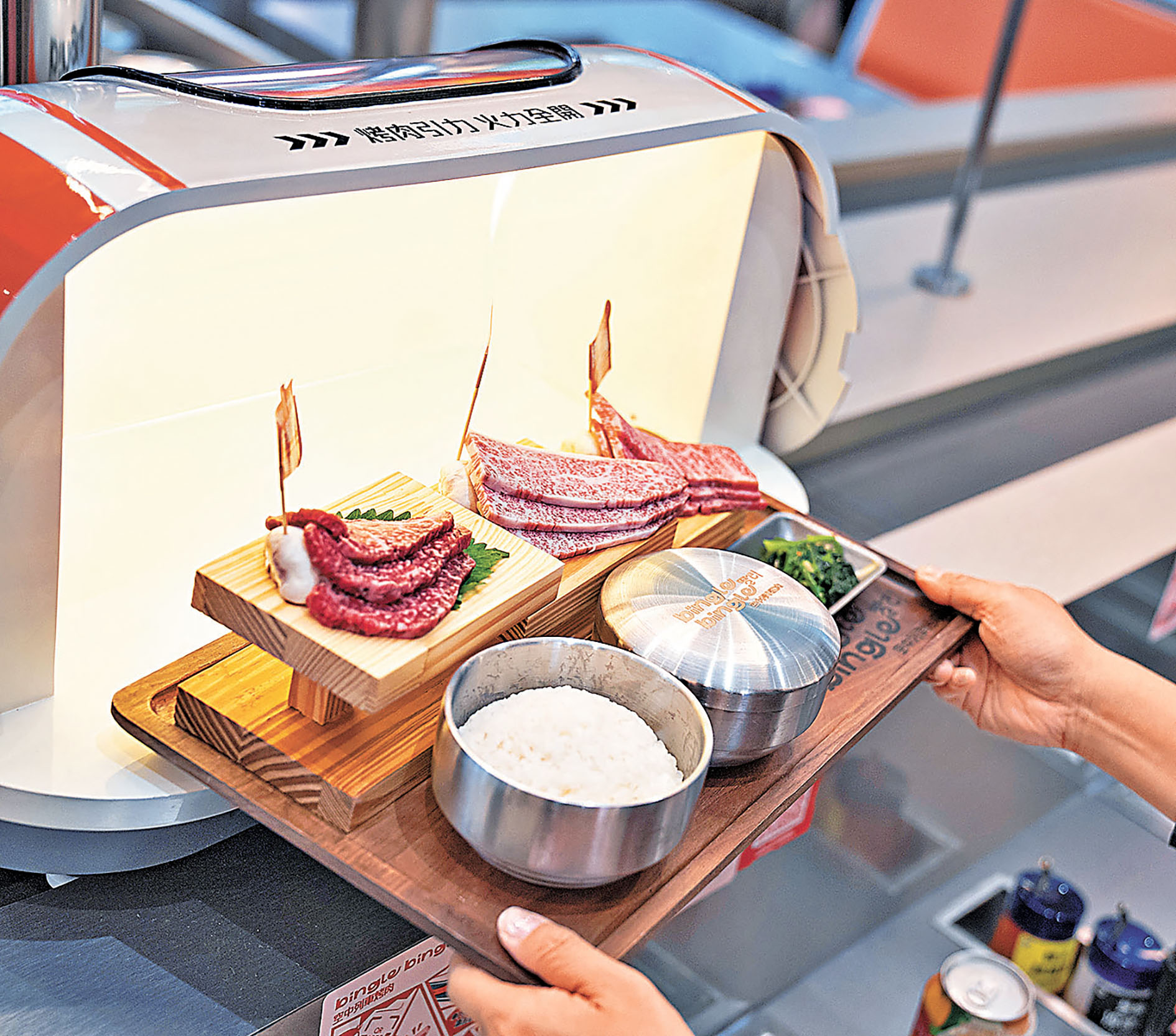 ■客人手機點餐後，就可以欣賞列車送餐。