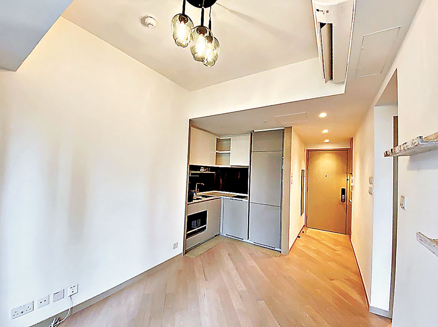 ■開放式廚房臨近大門口。