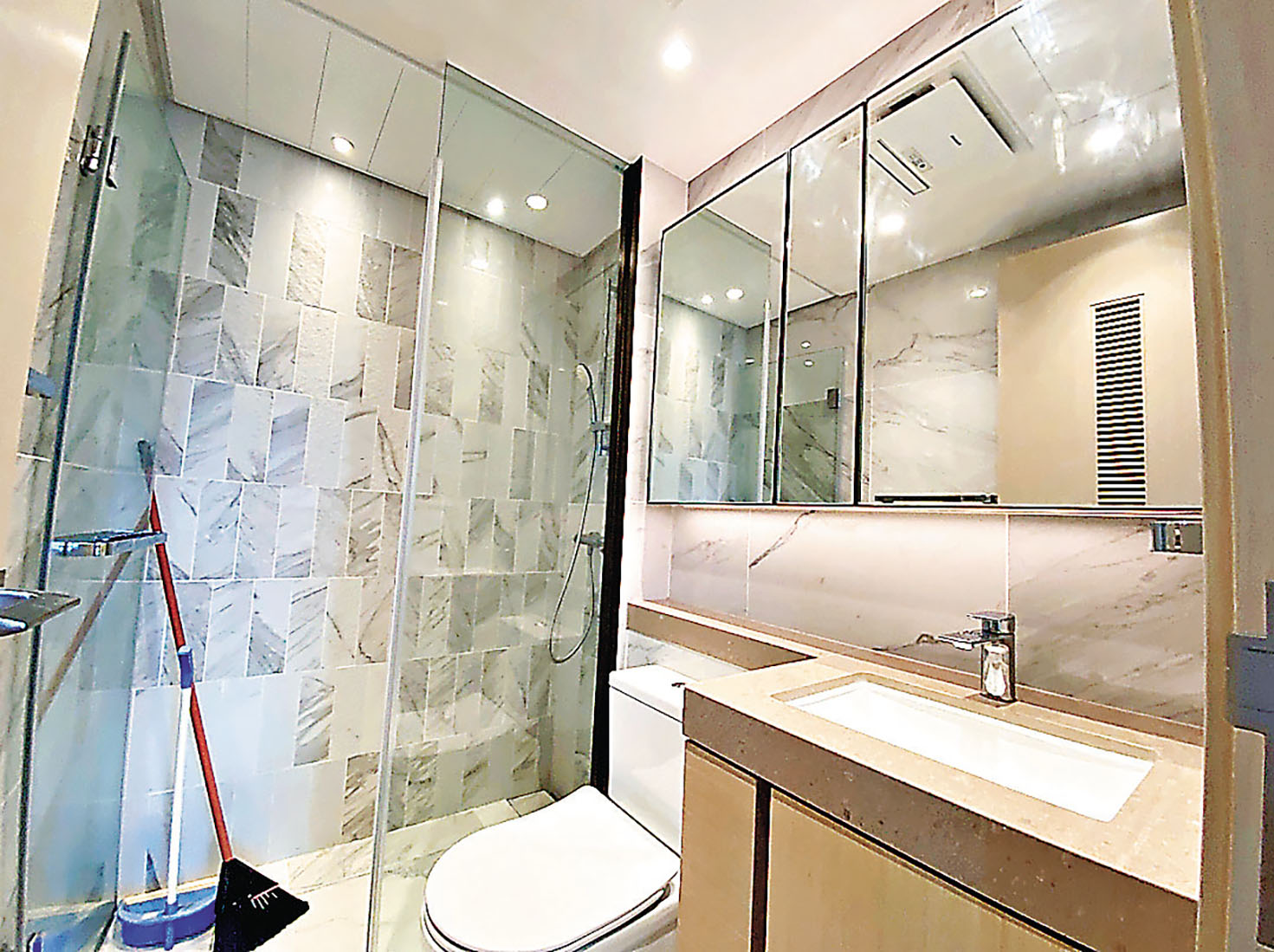 ■浴室設有玻璃梳妝鏡櫃和淋浴間。