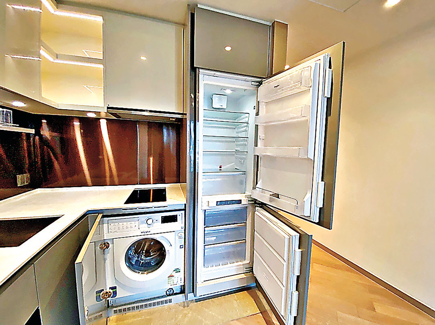 ■廚房設有大雪櫃和一組吊櫃。