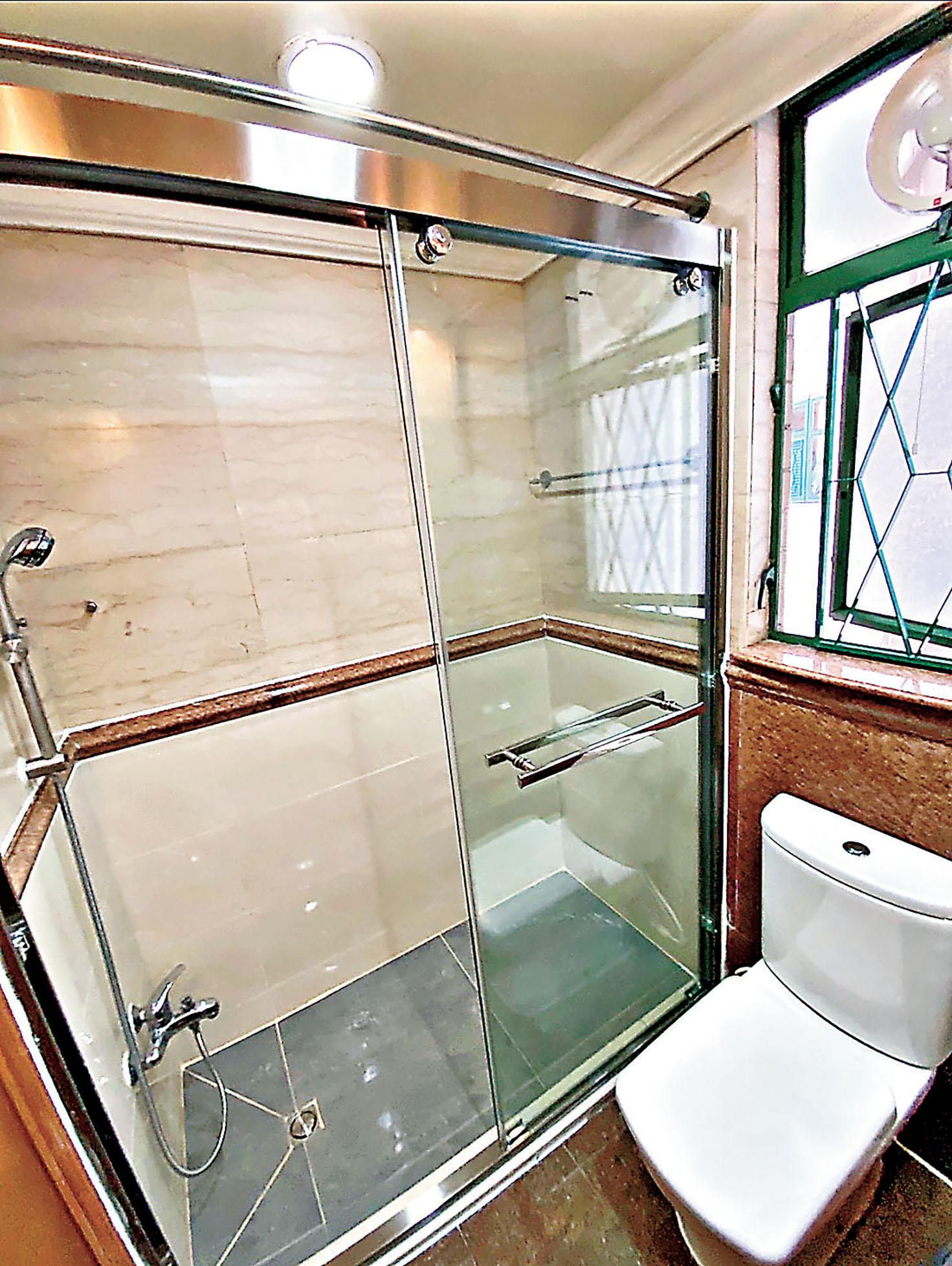 ■淋浴間採用玻璃趟門。