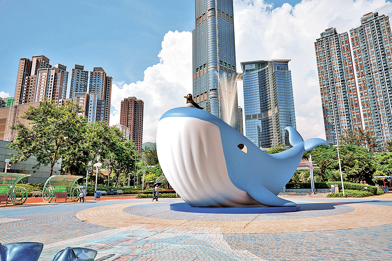 ■巨鯨游入荃灣海濱公園，市民彷彿置身海洋世界。