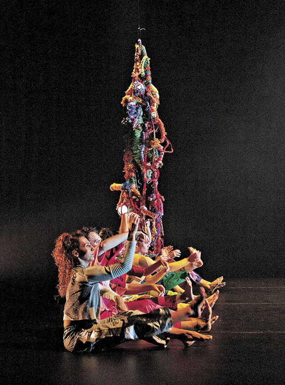 ■場內特置氣墊舞台，讓舞者能做出不同的反重力動作。  David Kelly供圖