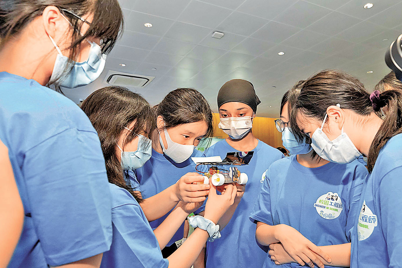 ■學生運用環保物料組裝太陽能車。