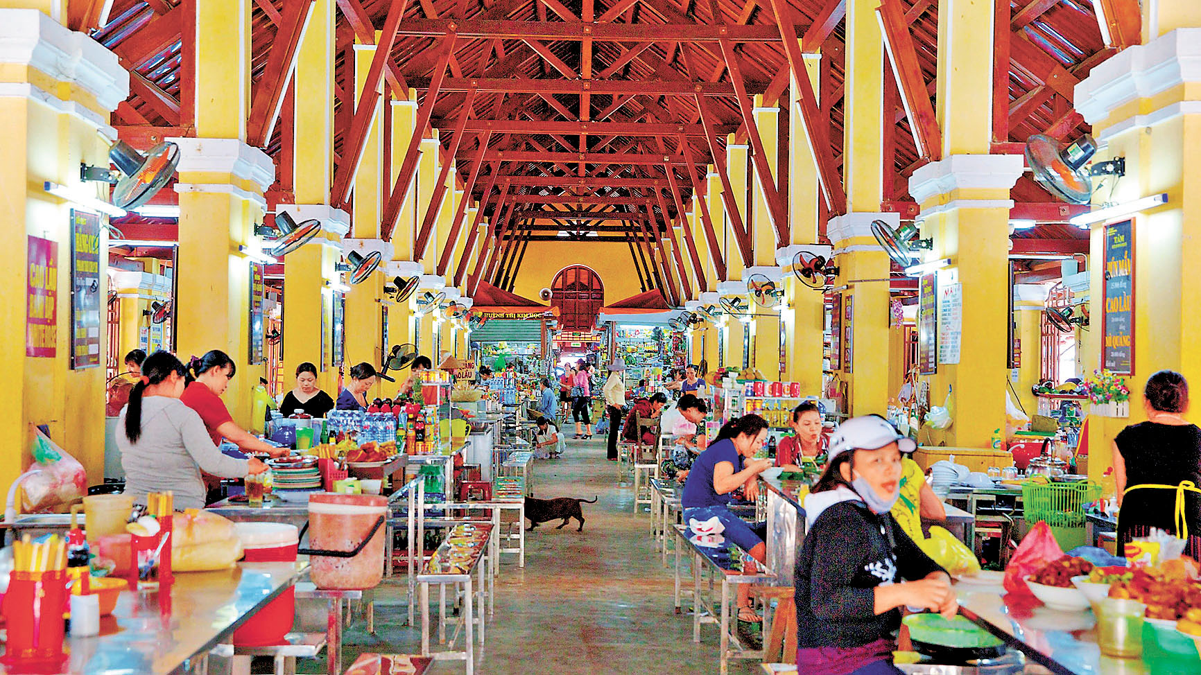 ■會安中央市場裏面有各式各樣的越南本地美食檔位。