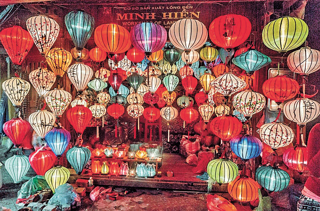 ■燈籠街內五顏六色的手工燈籠。