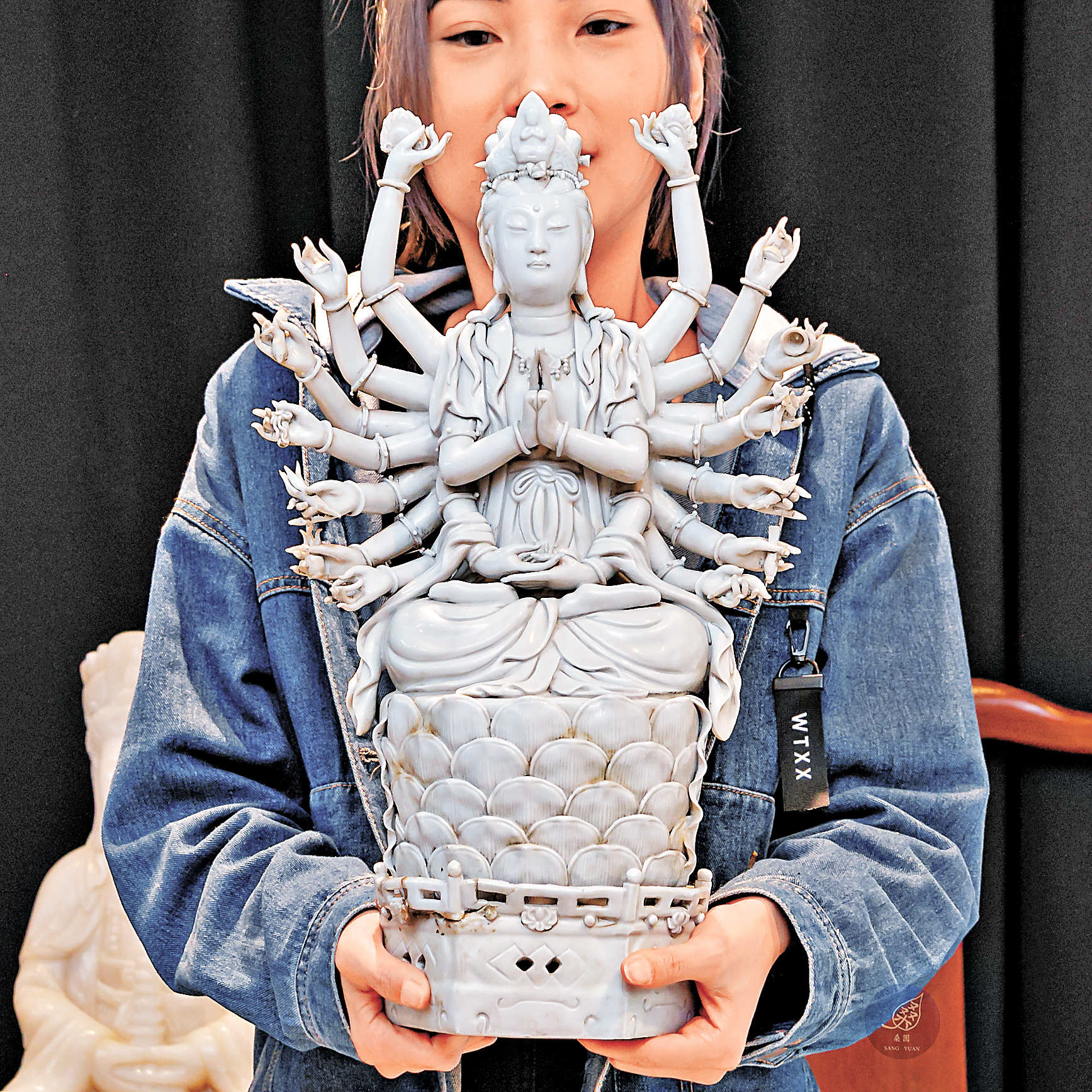 ■明代何朝宗製作的十八手觀音立像，有人為瑕疪，網上拍賣價逾七千美元。