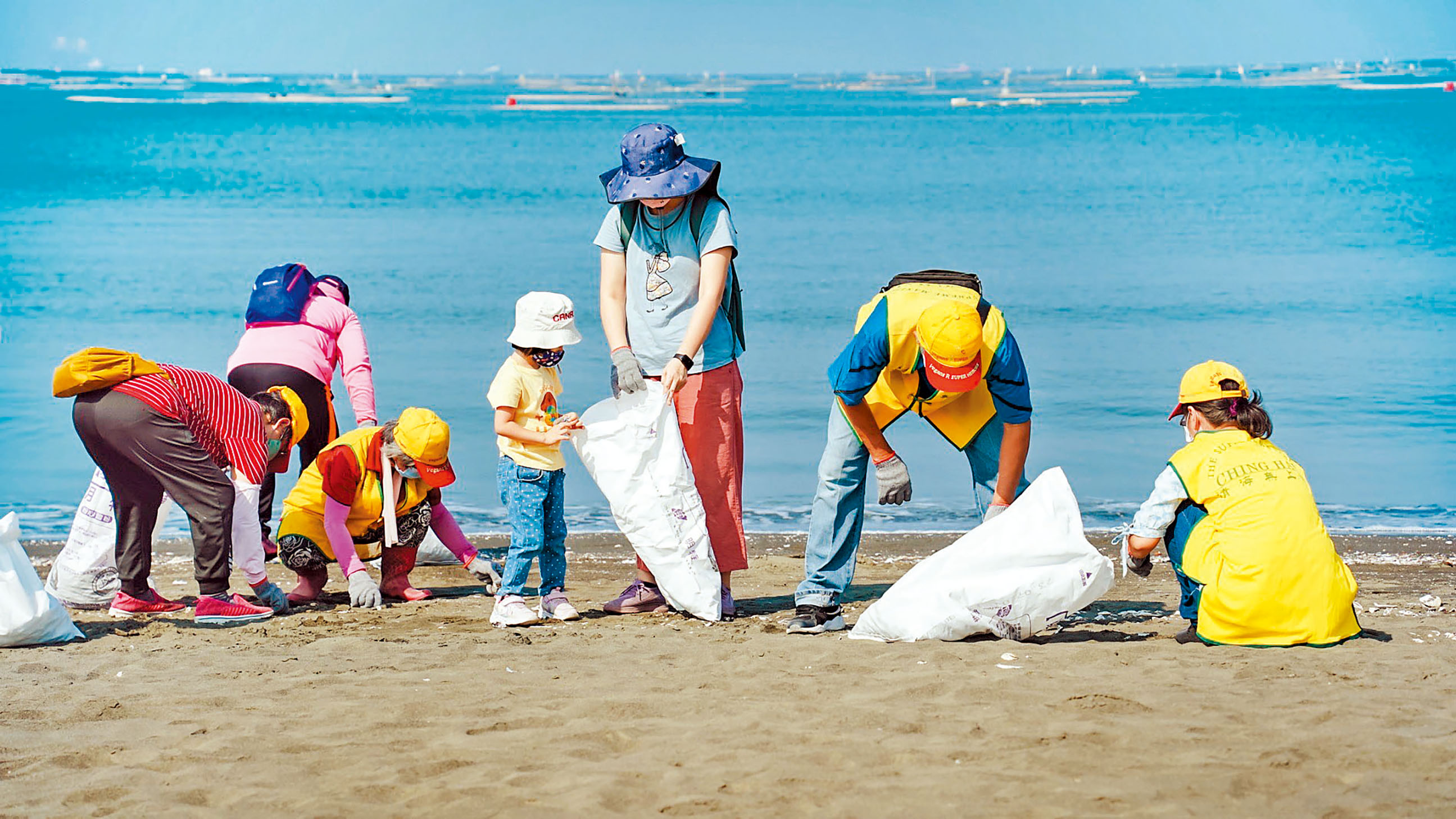 ■帶孩子參與清潔沙灘，讓他們了解環保的重要性。