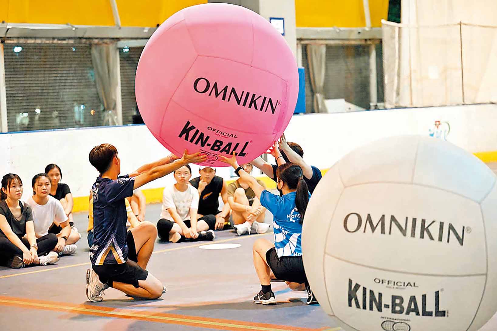 ■健球比賽時要選用直徑達1.22米的巨型球體。