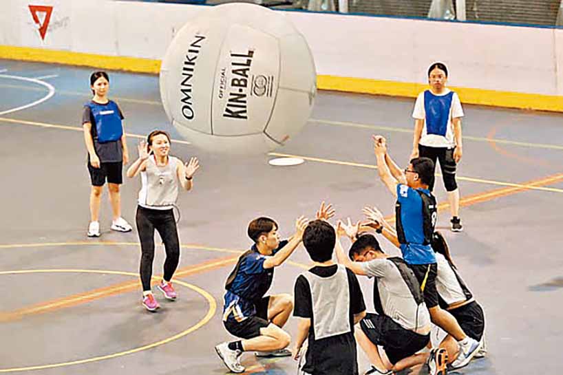 ■健球須以三人跪低托着球，另一人負責擊球，若擊球落地即可得分。