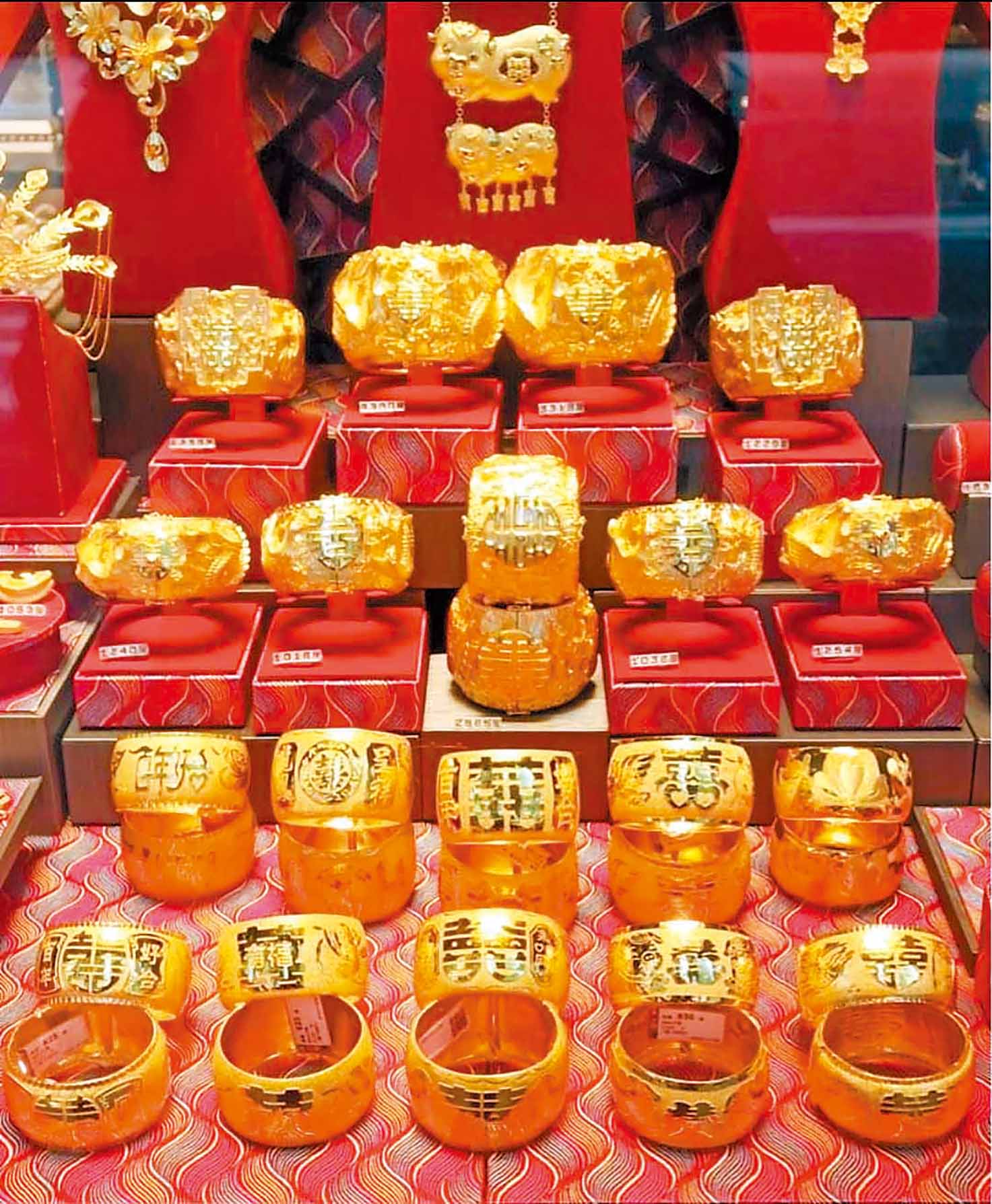 ■龍鳳手鈪豐儉由人，售價每隻由六七千元起就有交易。