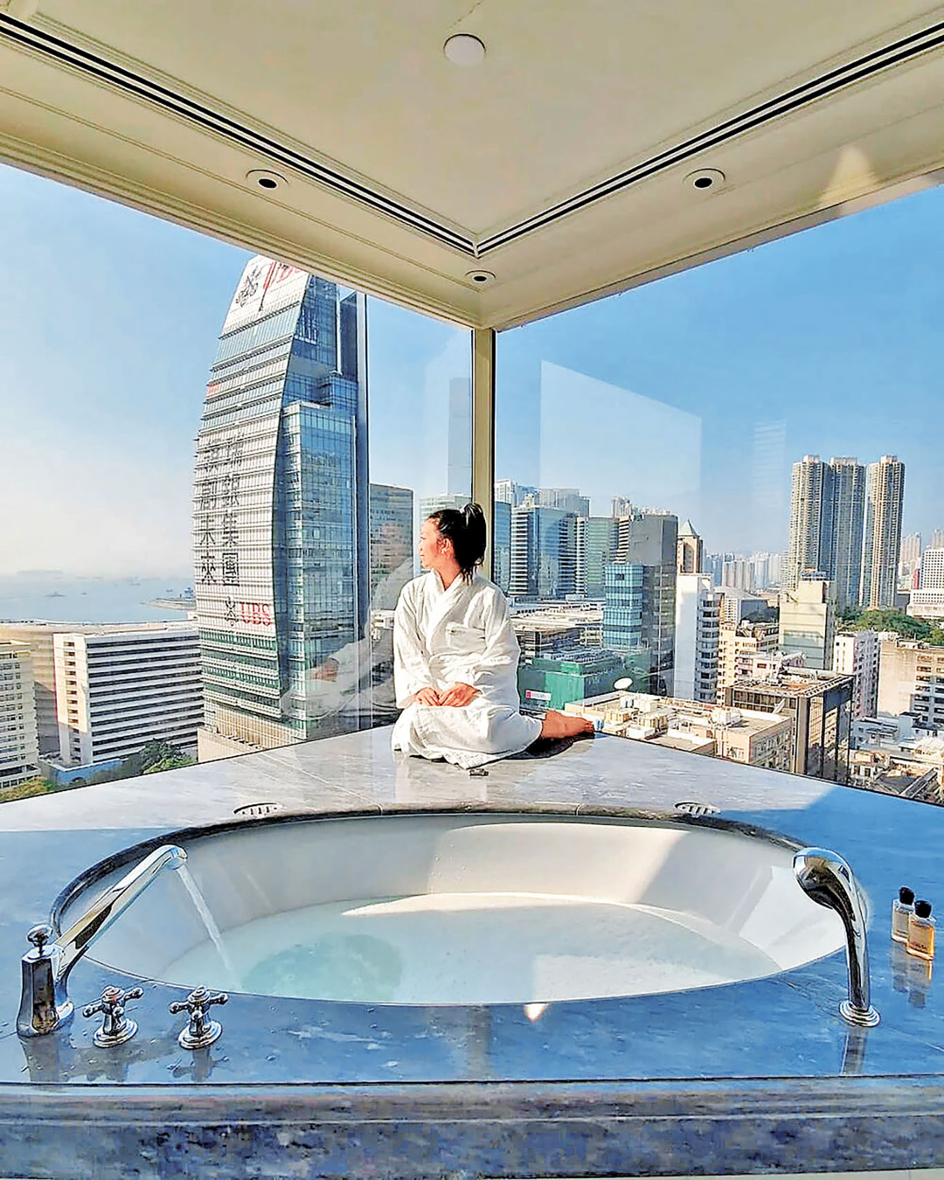 ■雲石地台和大浴缸，盡覽開闊的視野。 Ig @wafflerica