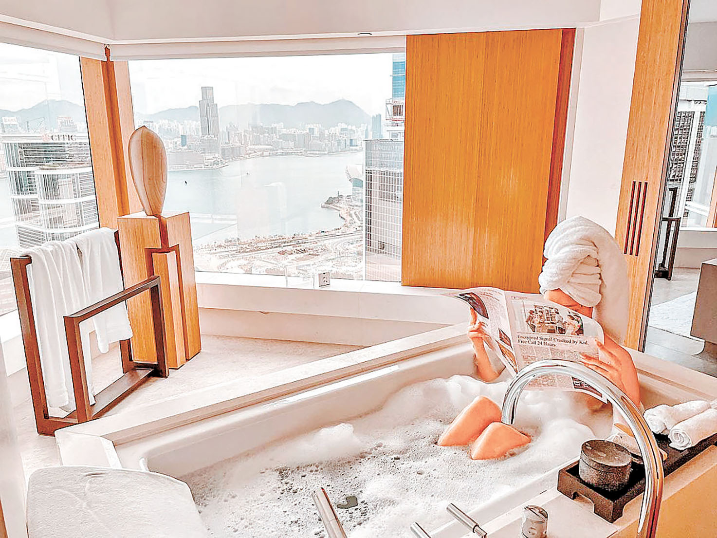 ■酒店巧妙地把浴缸移後，可避免被偷窺。 Ig@adriannafxx_