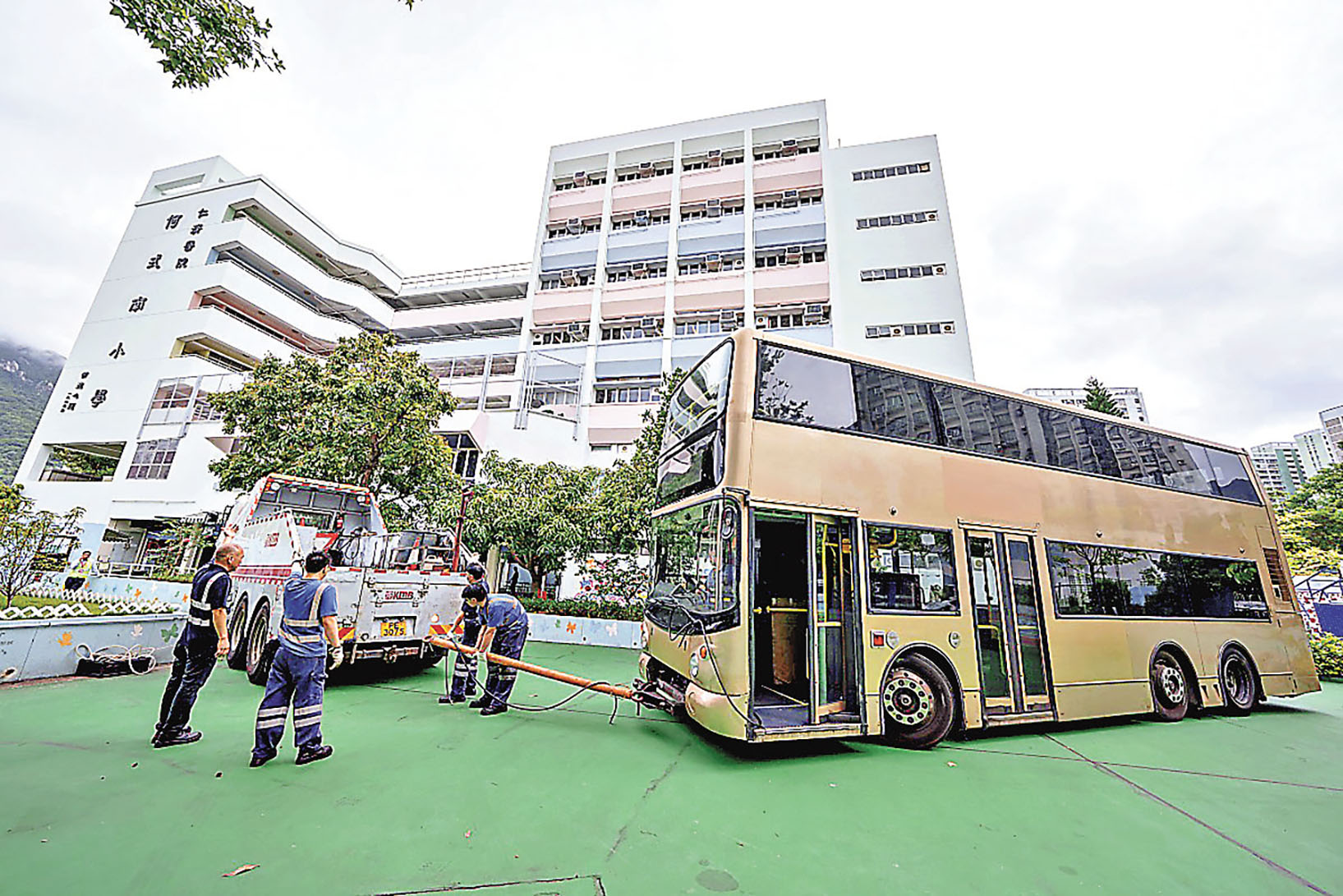 ■九巴日前向仁濟醫院何式南小學捐贈一輛退役巴士。