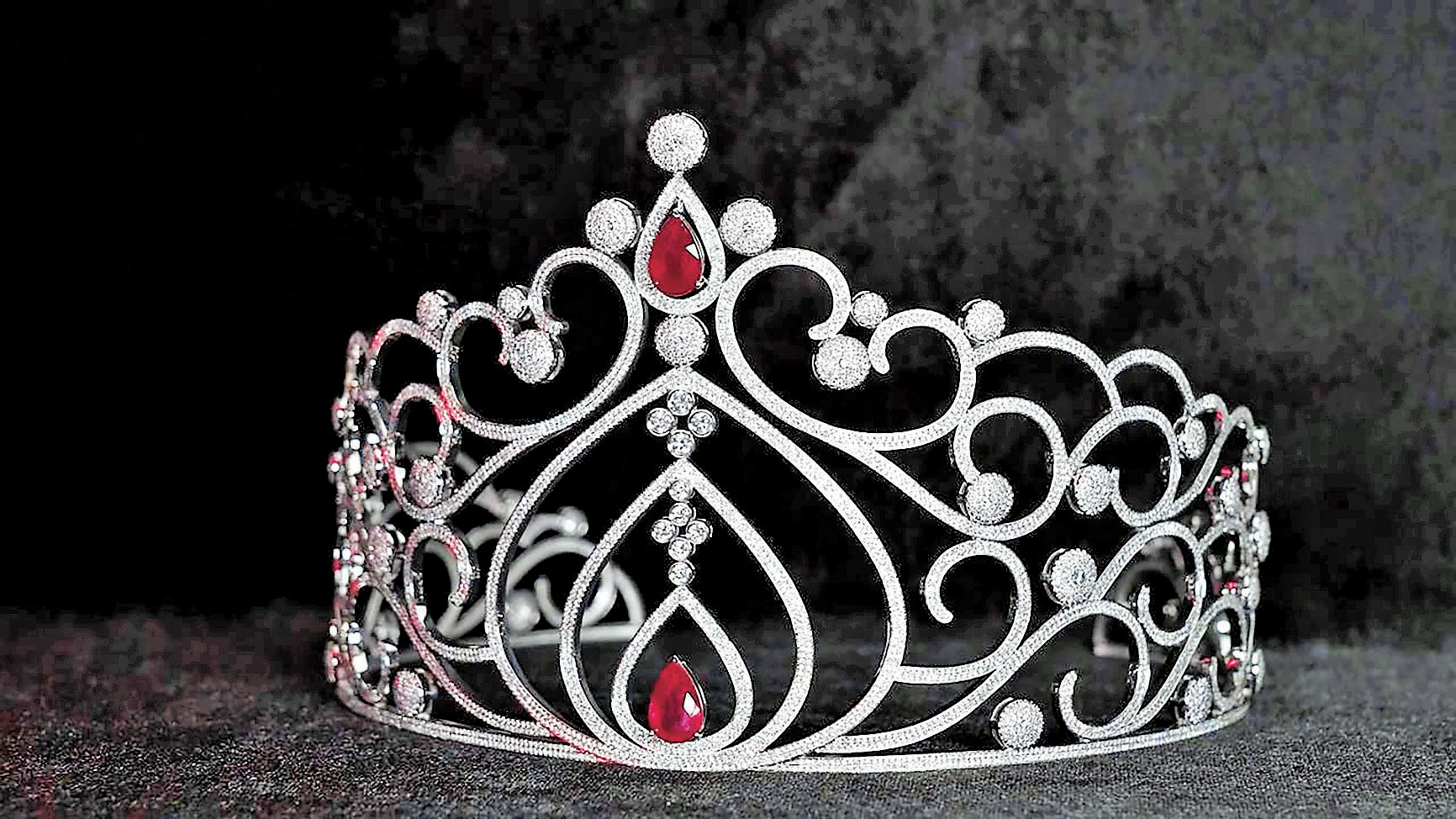 ■2023年香港小姐冠軍的紅寶石后冠價值300萬元。 資料圖片