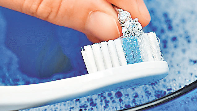 ■一般可用牙刷沾上肥皂溶液清潔鑽飾。 網上圖片