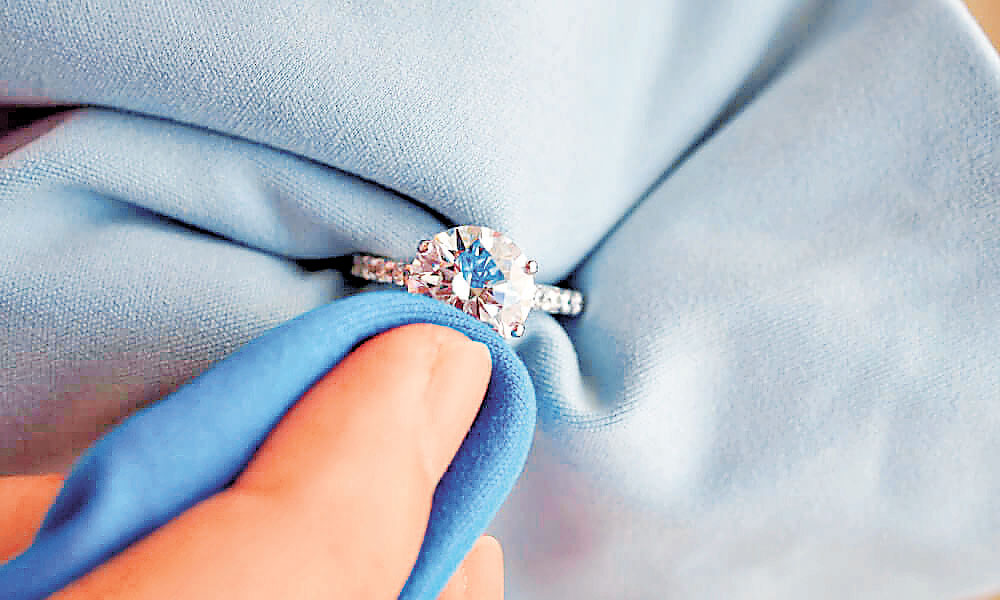 ■清潔後，在不起毛的布上擦乾鑽石首飾。 網上圖片