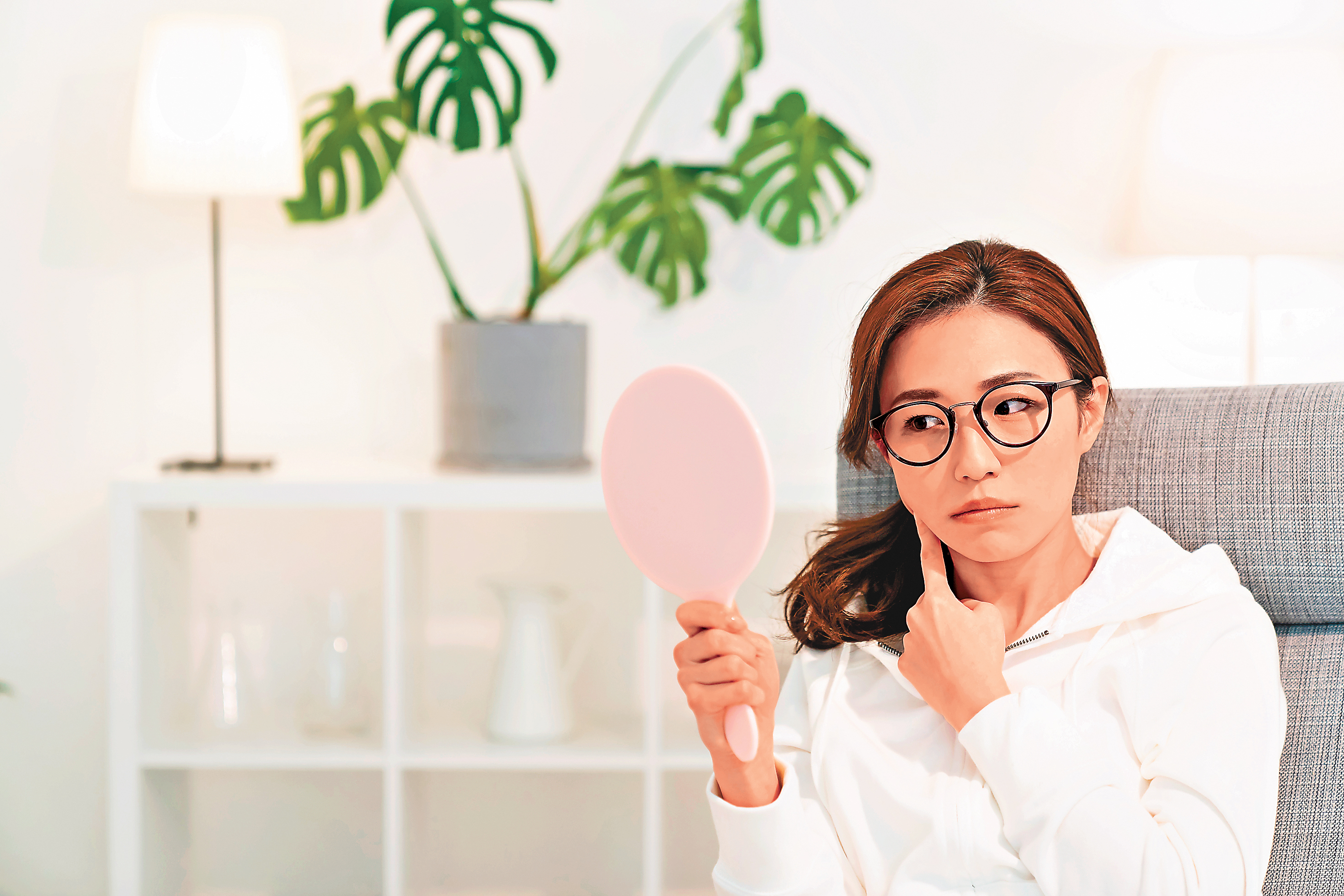 ■中年女士突然臉上長多了痘痘要留意。