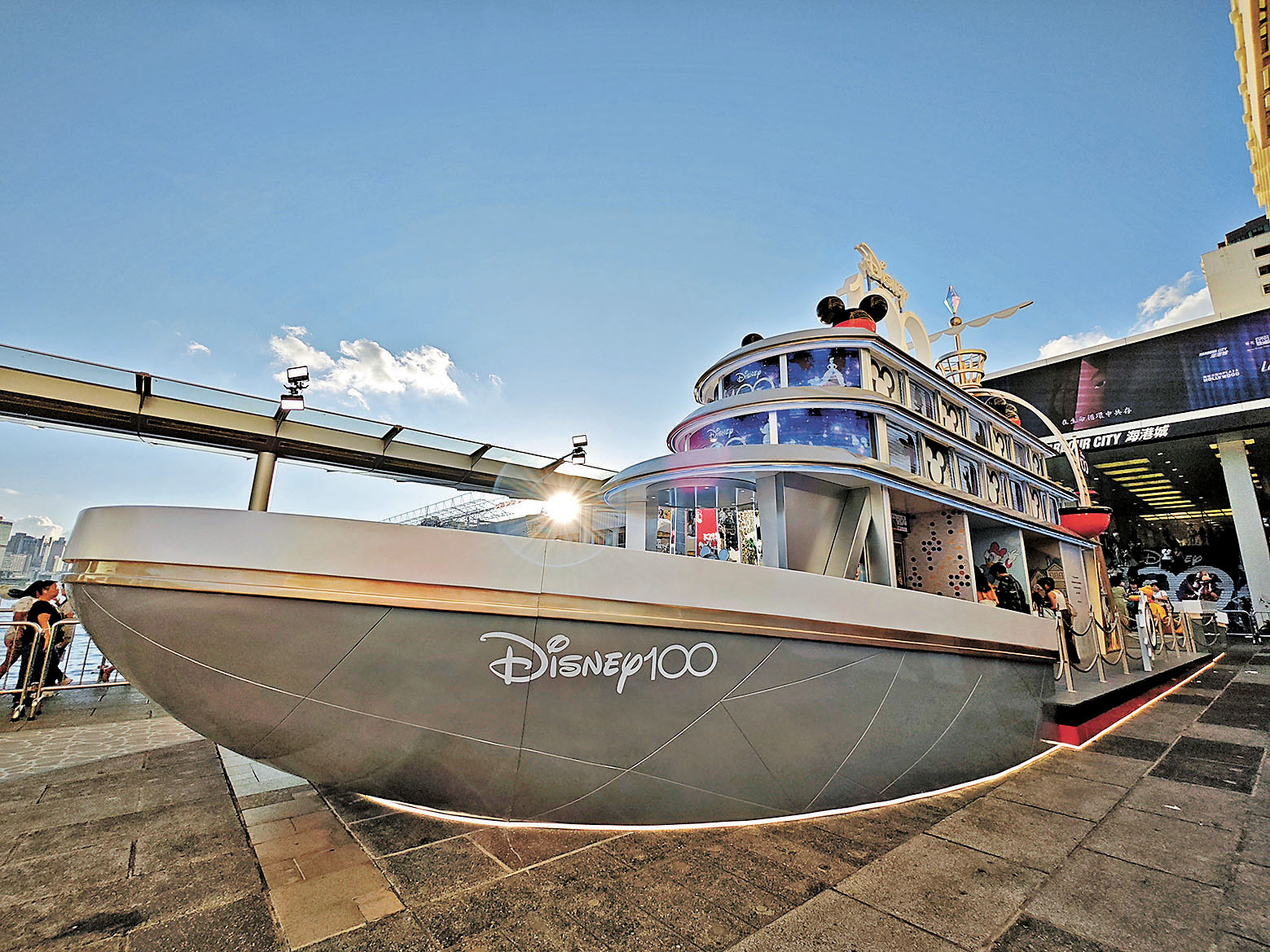 ■海運大廈露天廣場25米長的「海上探險號」。