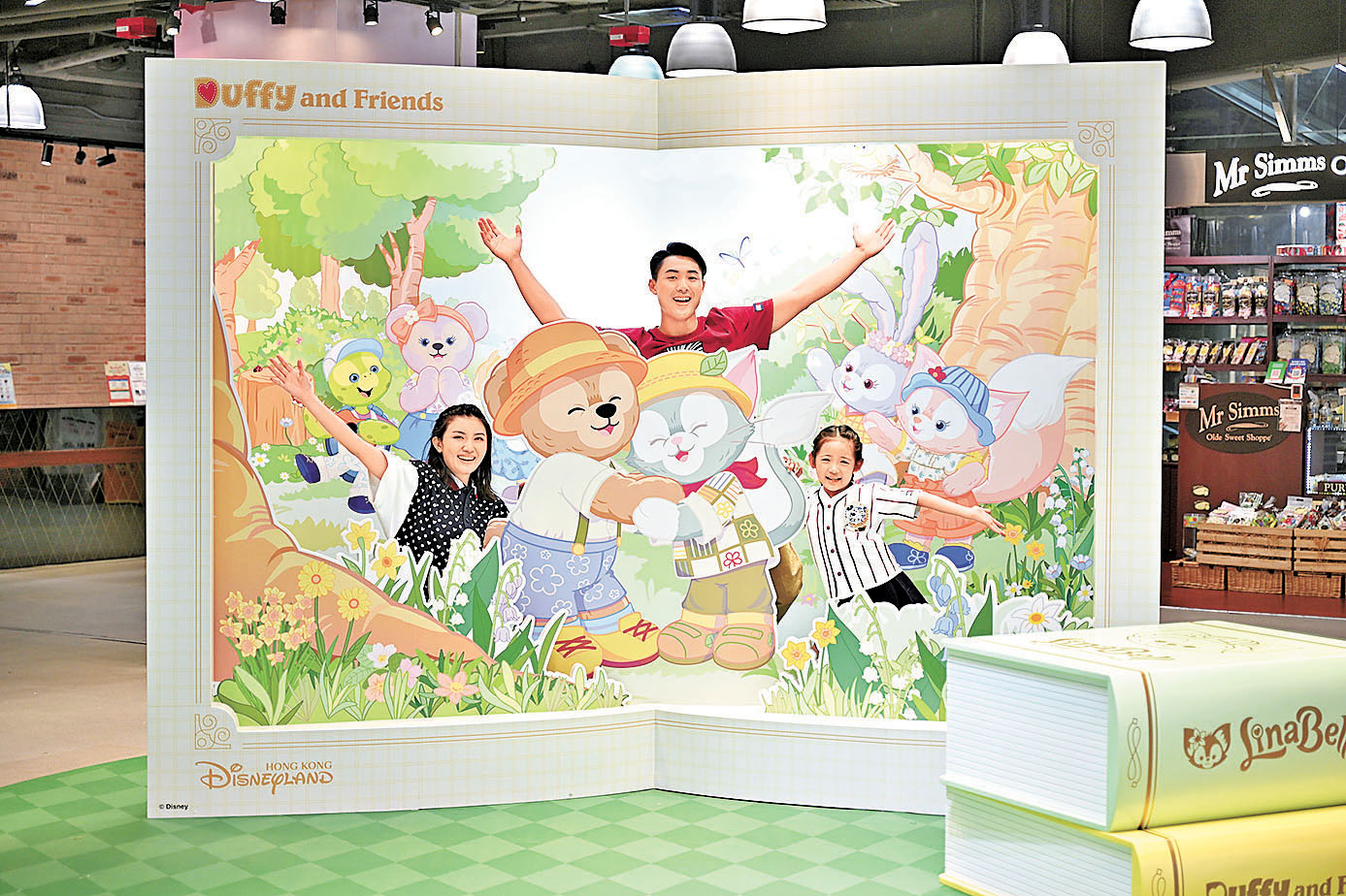 ■海運大廈地下中庭的「迪士尼公主圖書館」裏，10倍大的巨型故事書。