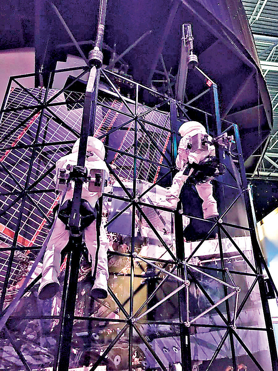 ■學員模擬於太空步出穿梭機機艙外活動。