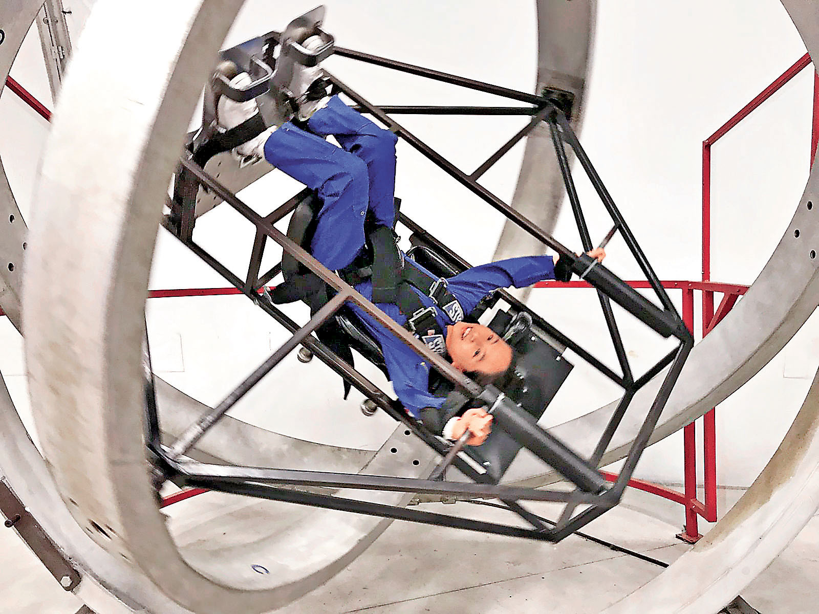 ■多軸椅訓練讓學員感受太空的無重狀態和360度倒轉迴旋感覺。