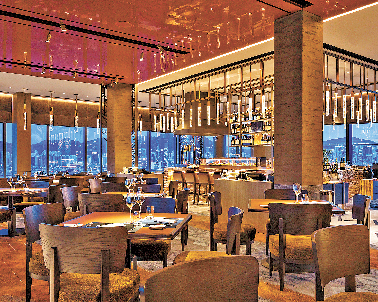 ■CRUISE 空中餐廳及酒吧環境舒適。