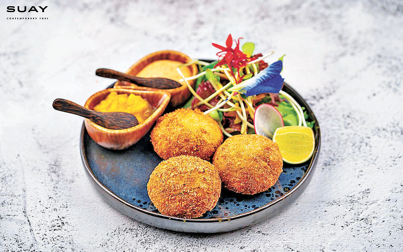 ■SUAY 蟹餅 配是拉差辣椒醬和芒果甜酸醬經典滋味。