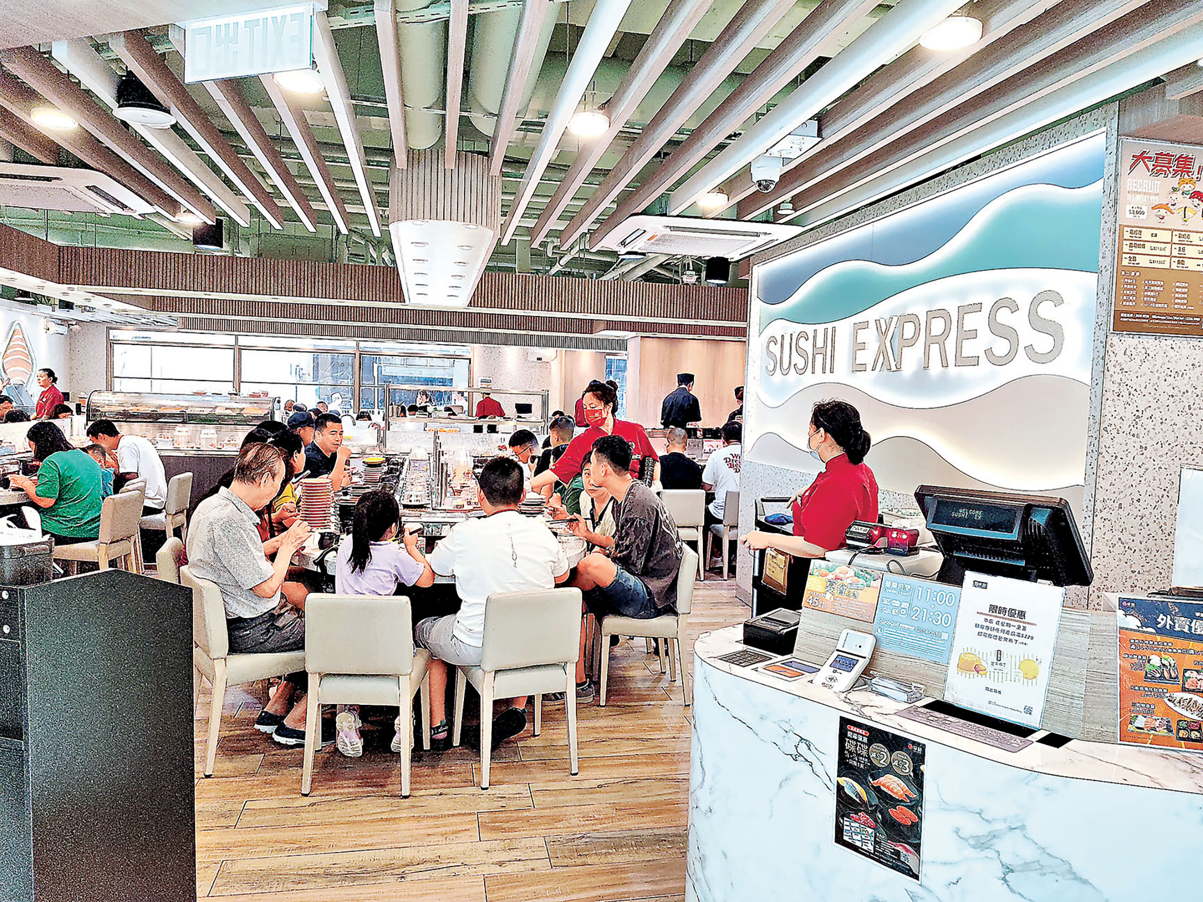 ■爭鮮壽司座無虛席。