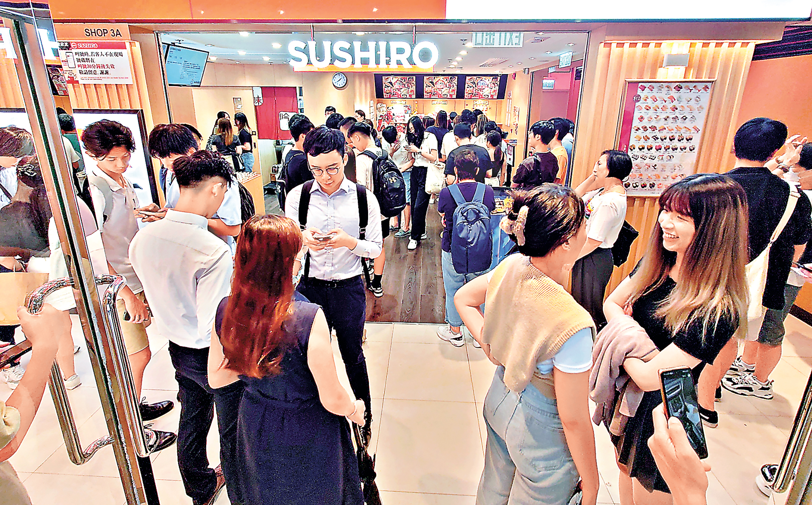 ■壽司郎門口企滿輪候顧客。